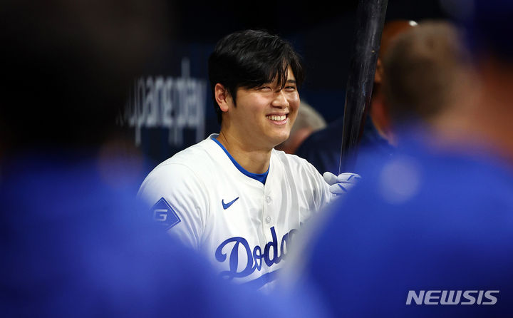 [서울=뉴시스] 김선웅 기자 = 18일 서울 구로구 고척스카이돔에서 MLB 서울시리즈 개막전을 앞두고 열린 팀 코리아와 LA 다저스의 스페셜 경기, LA 오타니가 더그아웃에서 밝은 표정을 하고 있다. (공동취재) 2024.03.18. photo@newsis.com