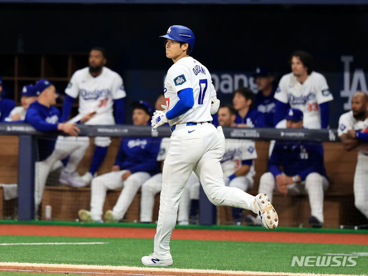 [서울=뉴시스] 김선웅 기자 = LA 다저스 오타니 쇼헤이가 18일 서울 고척스카이돔에서 열린 팀 코리아와 로스앤젤레스(LA) 다저스의 미국 프로야구(MLB) 서울시리즈 연습 경기, 3회말 무사 1루 상황에서 좌익수 뜬공을 때려낸 뒤 아쉬워하며 타구를 바라보고 있다. (공동취재) 2024.03.18. photo@newsis.com