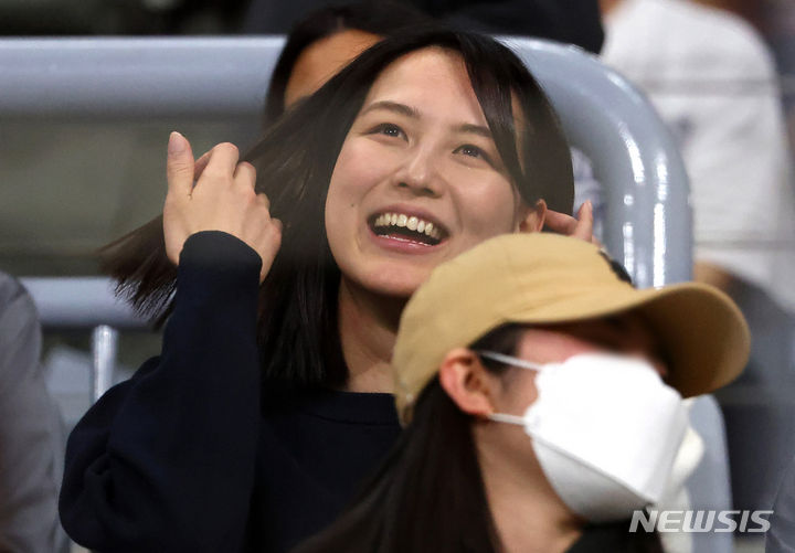 [서울=뉴시스] 김선웅 기자 = LA 다저스 오타니 쇼헤이의 부인 다나카 마미코가 18일 서울 구로구 고척스카이돔에서 열린 MLB 서울시리즈 팀 코리아와 LA 다저스의 연습 경기를 관람하고 있다. (공동취재) 2024.03.18. photo@newsis.com
