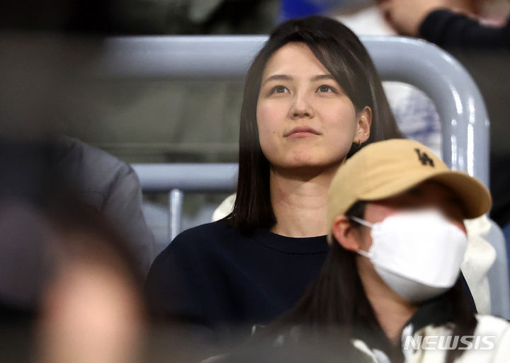 [서울=뉴시스] 김선웅 기자 = LA 다저스 오타니 쇼헤이의 부인 다나카 마미코가 18일 서울 구로구 고척스카이돔에서 열린 MLB 서울시리즈 팀 코리아와 LA 다저스의 연습 경기를 관람하고 있다. (공동취재) 2024.03.18. photo@newsis.com