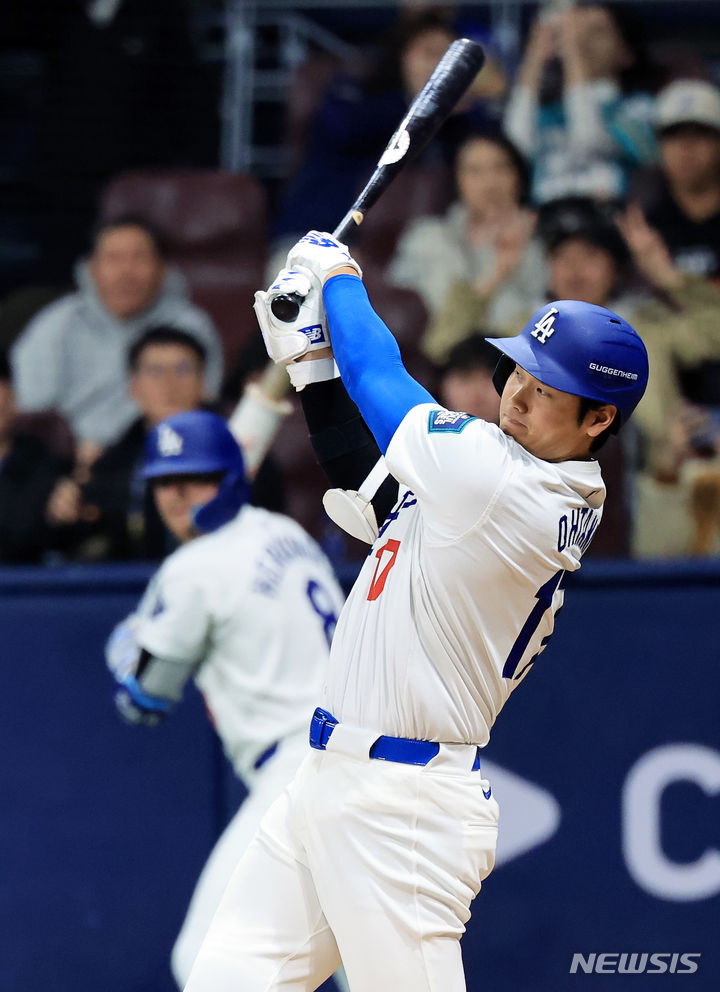 [서울=뉴시스] 김선웅 기자 = LA 다저스 오타니 쇼헤이가 18일 서울 고척스카이돔에서 열린 팀 코리아와 로스앤젤레스(LA) 다저스의 미국 프로야구(MLB) 서울시리즈 연습 경기, 5회말 2사 1루 상황 2루수 땅볼을 때려내고 있다. 데이브 로버츠 LA 다저스 감독은 18일 오른쪽 팔꿈치에 2번째 수술을 받은 오타니 쇼헤이(大谷翔平) 선수가 올해 투수로 뛰지 않고 필드 플레이어로 뛸 수 을 것이라고 밝혔다. (공동취재) 2024.03.18. photo@newsis.cpm