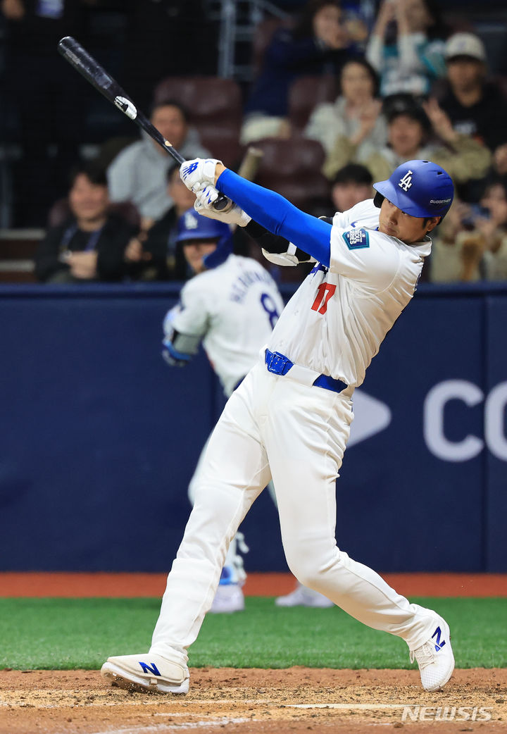 [서울=뉴시스] 김선웅 기자 = LA 다저스 오타니 쇼헤이가 18일 서울 고척스카이돔에서 열린 팀 코리아와 로스앤젤레스(LA) 다저스의 미국 프로야구(MLB) 서울시리즈 연습 경기, 5회말 2사 1루 상황 2루수 땅볼을 때려내고 있다. (공동취재) 2024.03.18. photo@newsis.cpm