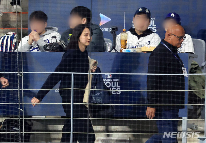 [서울=뉴시스] 김선웅 기자 = 18일 서울 고척스카이돔에서 열린 팀 코리아와 로스앤젤레스(LA) 다저스의 미국 프로야구(MLB) 서울시리즈 연습 경기. 7회초 이닝 종료 직전 다저스 오타니 쇼헤이의 아내 다나카 마미코가 경기장을 빠져나가고 있다. (공동취재) 2024.03.18. photo@newsis.com