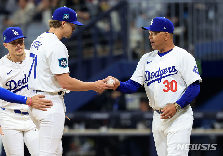 [서울=뉴시스] 김선웅 기자 = 18일 서울 고척스카이돔에서 열린 팀 코리아와 로스앤젤레스(LA) 다저스의 미국 프로야구(MLB) 서울시리즈 연습 경기, 데이브 로버츠 LA 다저스 감독이 9회초 1사 마운드를 방문해 가빈 스톤에게 교체를 알리고 있다. (공동취재) 2024.03.18. photo@newsis.com