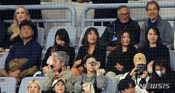 [서울=뉴시스] 김선웅 기자 = 18일 서울 고척스카이돔에서 열린 팀 코리아와 로스앤젤레스(LA) 다저스의 미국 프로야구(MLB) 서울시리즈 연습 경기에서 다저스 오타니 쇼헤이의 부친 오타니 토오루(왼쪽부터), 누나 오타니 유카, 모친 카요코, 오타니 통역 미즈하라 잇페이의 아내, 오타니 아내 다나마 마미코가 응원하고 있다. (공동취재) 2024.03.18. photo@newsis.com