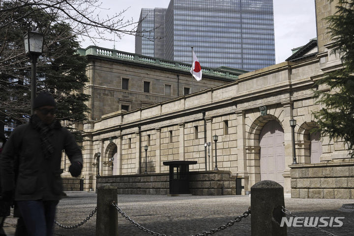 [도쿄=AP/뉴시스]일본 중앙은행인 일본은행은 20일 기준금리를 0.25%로 동결하기로 결정했다. 사진은 지난 3월 19일 일본 도쿄 일본은행모습. 2024.09.20.