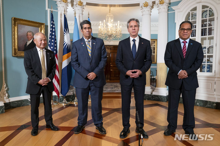 [워싱턴=AP/뉴시스]토니 블링컨 미 국무장관(오른쪽 2번째)이 2023년 9월16일 워싱턴 미 국무부 청사에서 잭 아딩 마셜군도 외무장관(왼쪽), 수란겔 휩스 주니어 팔라우 대통령(왼쪽 2번째), 웨슬리 시미나 미크로네시아 연방 대통령과 회담 전 기념촬영을 하고 있다. 미 관리들은 19일 마셜제도와 미크로네시아연방, 팔라우 등 전략적으로 중요한 태평양 섬나라 3국에 수십억 달러의 자금을 지원하는 법안이 승인된 것은 이 지역에 대한 미국의 의지를 보여주는 중요한 신호라고 강조했다. 법안 승인은 중국이 이 국가들을 미국의 영향권으로부터 떼내려고 적극적으로 노력하고 있다는 경고 속에 이뤄졌다. 2024.03.19.