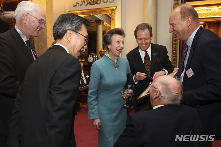 [런던=AP/뉴시스] 윤여철(왼쪽 두 번째) 주영 한국대사가 19일(현지시각) 영국 런던의 버킹엄궁에서 열린 한국전 참전용사 초청 행사에 참석해 찰스 3세 국왕의 동생인 앤 공주(가운데) 등과 함께 참전용사들을 만나고 있다. 앤 공주가 23일 말과 부닥쳐 부상한 것으로 전해졌다. 2024.6.25. 
