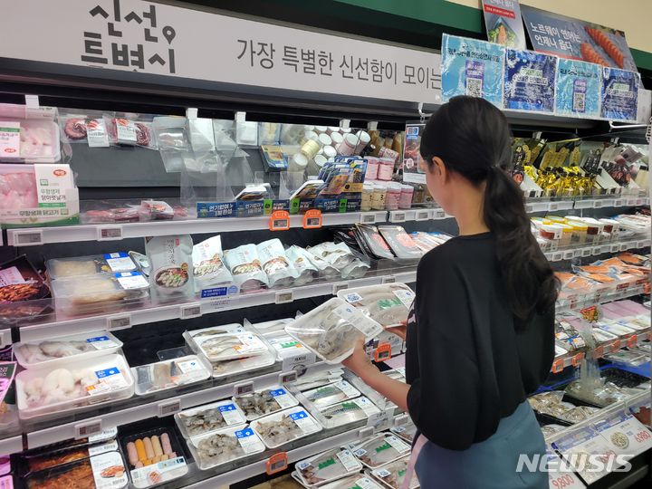 [서울=뉴시스]GS리테일이 운영하는 슈퍼마켓 GS더프레시2024.03.19.(사진=GS리테일 제공)photo@newsis.com