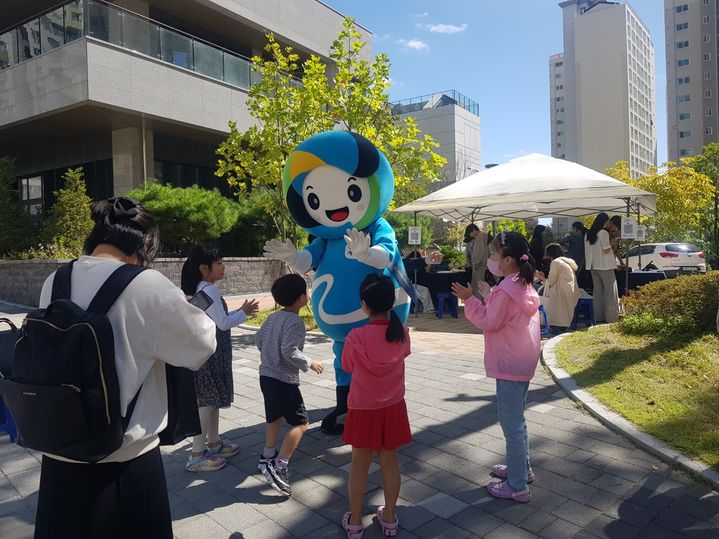 [안동=뉴시스] 경북도개발공사의 임대주택 입주민 환영 행사. (사진=경북개발공사 제공) 2024.03.19 *재판매 및 DB 금지