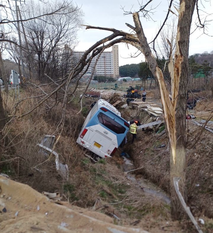 [천안=뉴시스] 충남 천안시 동남구 북면 삼거리에서 청주공항으로 향하던 공항버스와 승용차가 추돌해 탑승객 5명이 부상을 입었다. (사진=천안동남소방서 제공) 2024.3.19 *재판매 및 DB 금지