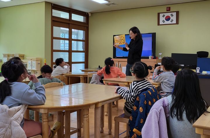 [대구=뉴시스] 대구시교육청은 지역도서관과 함께 초1 맞춤형 늘봄학교 프로그램을 운영한다. (사진 = 대구광역시교육청 제공) 2024.03.19. photo@newsis.com *재판매 및 DB 금지