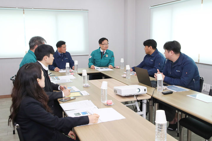 [창원=뉴시스] 홍남표 경남 창원시장이 19일 의창구 동읍에 소재한 ㈜부경산업을 방문해 회사 관계자들과 안전관리 체계 구축 방안에 대해 논의하고 있다. (사진=창원시청 제공). 2024.03.19. photo@newsis.com *재판매 및 DB 금지