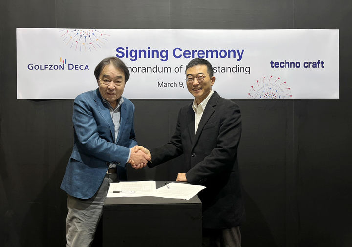 [서울=뉴시스]정주명(오른쪽) 골프존데카 대표이사와 마사나리 도가사카 테크노크래프트 대표이사.(사진=골프존데카 제공) *재판매 및 DB 금지