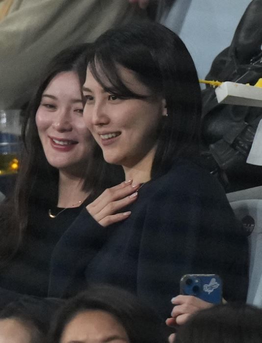 [서울=뉴시스]미국 프로야구 메이저리그(MLB) '최고 스타'로 불리는 오타니 쇼헤이(30·LA)의 아내 다나카 마미코(27)가 오타니의 경기를 보기 위해 고척 스카이돔을 찾아 화제가 되고 있는 가운데 누리꾼들 사이에서 '오타니 가족이 검소하다'는 반응이 나오고 있다. (사진=닛칸스포츠 캡처) *재판매 및 DB 금지