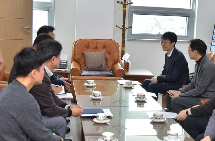 [대전=뉴시스]강성민 시설사업국장(오른쪽서 두번째)이 19일 우정사업조달센터를 방문, 올해 추진예정인 우정사업에 관한 애로사항을 청취하고 신속한 재정집행을 논의하고 있다. *재판매 및 DB 금지