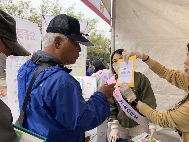 [대구=뉴시스] 대구시 중구는 제14회 결핵예방의 날을 맞아 21일 오후 2시께 달성공원에서 캠페인을 실시한다고 19일 밝혔다. (사진=대구시 중구 제공) 2024.03.19. photo@newsis.com *재판매 및 DB 금지