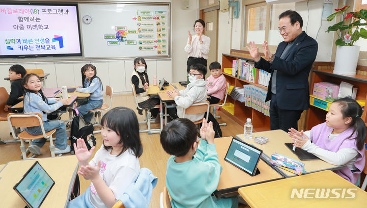 [전주=뉴시스]윤난슬 기자 = 서거석 전북특별자치도교육감이 19일 국제 바칼로레아(IB·International Baccalaureate) 운영 학교를 찾아 IB 프로그램 운영 상황을 점검하고 지원 방안을 협의했다.2024.03.19.(사진=전북교육청 제공) 