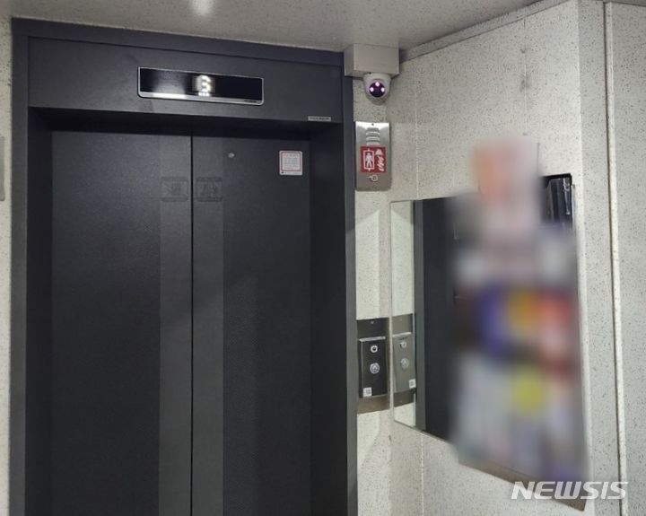 [인천=뉴시스] 이루비 기자 = 지난해 3월 갇힘 사고가 발생한 인천 계양구 계산동 한 아파트 엘리베이터. (사진=독자 제공) 2024.03.19. photo@newsis.com