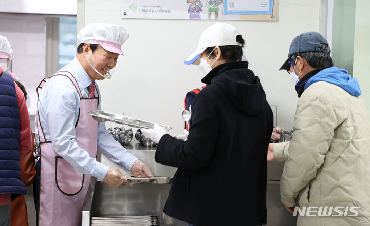 [거제=뉴시스]박완수 경남도지사가 19일 거제시종합사회복지관을 방문해 경로식당 무료급식 봉사 활동을 하고 있다.(사진=경남도 제공) 2024.03.19. photo@newsis.com