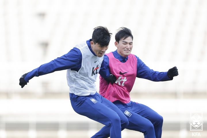 [서울=뉴시스]축구대표팀 김민재(왼쪽)와 조유민. (사진=대한축구협회)