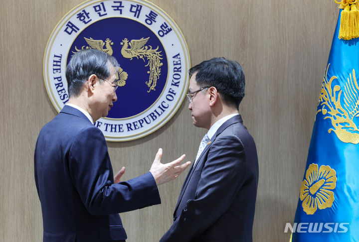 [서울=뉴시스] 전신 기자 = 한덕수 국무총리와 최상목 경제부총리 겸 기획재정부 장관이 19일 서울 용산 대통령실 청사에서 열린 국무회의에 앞서 대화하고 있다. (대통령실통신사진기자단) 2024.03.19. photo1006@newsis.com