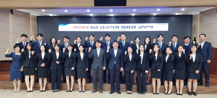 [무안=뉴시스] 정재헌 농협은행 전남본부장이 18일 전남본부 대강당에서 지역 출신 신입 행원 22명에게 임용장을 교부하고 새내기 직원들의 힘찬 출발을 응원하고 있다. (사진=농협 전남본부 제공) 2024.03.19. photo@newsis.com *재판매 및 DB 금지