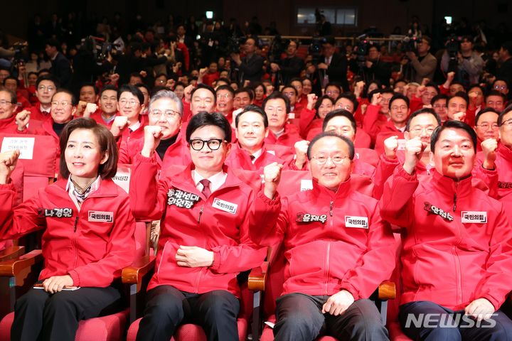 [서울=뉴시스] 조성봉 기자= 한동훈 국민의힘 총괄선대위원장이 19일 오전 서울 여의도 국회에서 열린 제22대 총선 중앙선대위 발대식 및 공천자대회에서 참석자들과 함께 총선승리를 다짐하고 있다. 2024.03.19. suncho21@newsis.com