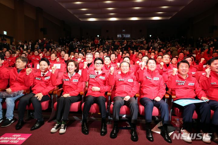 [서울=뉴시스] 조성봉 기자= 한동훈 국민의힘 총괄선대위원장이 19일 오전 서울 여의도 국회에서 열린 제22대 총선 중앙선대위 발대식 및 공천자대회에서 참석자들과 함께 총선승리를 다짐하고 있다. 2024.03.19. suncho21@newsis.com