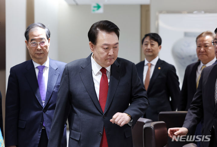 [서울=뉴시스] 전신 기자 = 윤석열 대통령이 19일 서울 용산 대통령실 청사에서 열린 국무회의에 입장하고 있다. (대통령실통신사진기자단) 2024.03.19. photo1006@newsis.com