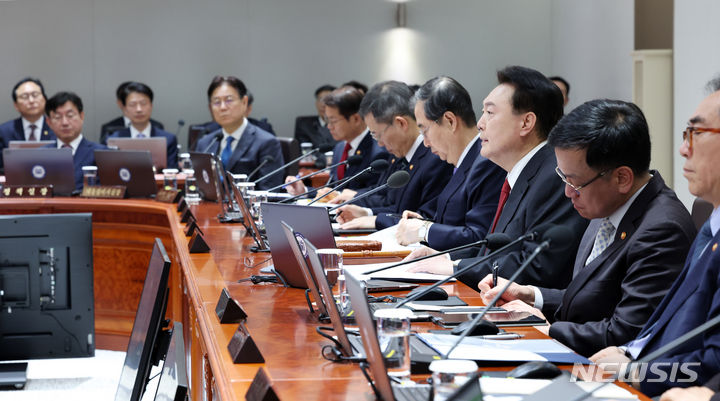 [서울=뉴시스] 전신 기자 = 윤석열 대통령이 19일 서울 용산 대통령실 청사에서 열린 국무회의를 주재하고 있다. (대통령실통신사진기자단) 2024.03.19. photo1006@newsis.com