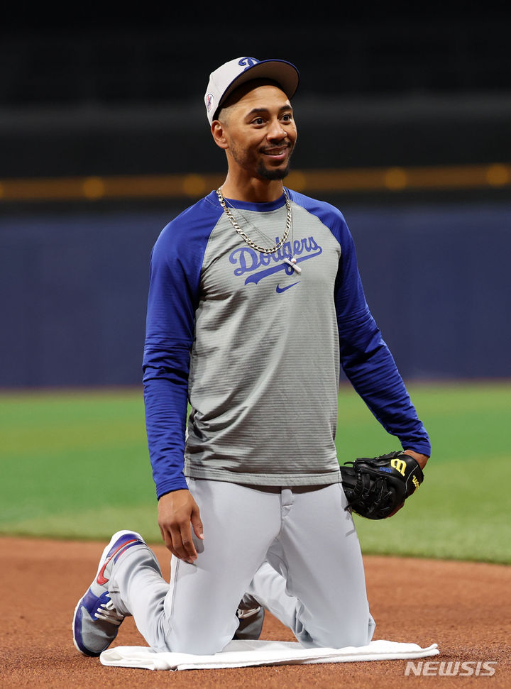 [서울=뉴시스] 김선웅 기자 = LA 다저스 무키 베츠가 19일 서울 구로구 고척스카이돔에서 MLB 서울시리즈 샌디에이고 파드리스와의 개막전을 하루 앞두고 훈련을 하고 있다. 2024.03.19. mangusta@newsis.com