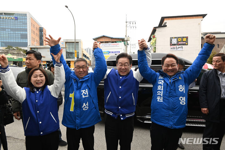 [춘천=뉴시스] 이영환 기자 = 이재명 더불어민주당 대표가 19일 오전 강원 춘천시 중앙시장에 도착해 허영, 전성 후보 및 백승아 더불어민주연합 공동대표와 포즈를 취하고 있다. (공동취재) 2024.03.19. photo@newsis.com