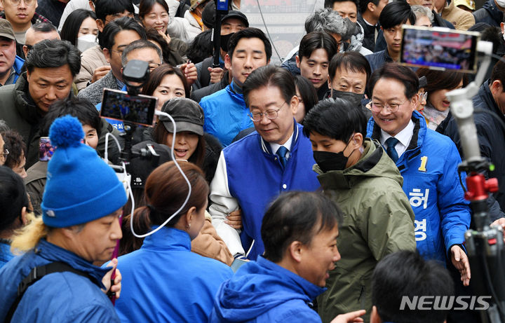 [춘천=뉴시스] 이영환 기자 = 이재명 더불어민주당 대표가 19일 오전 강원 춘천시 명동거리를 방문하고 있다. (공동취재) 2024.03.19. photo@newsis.com