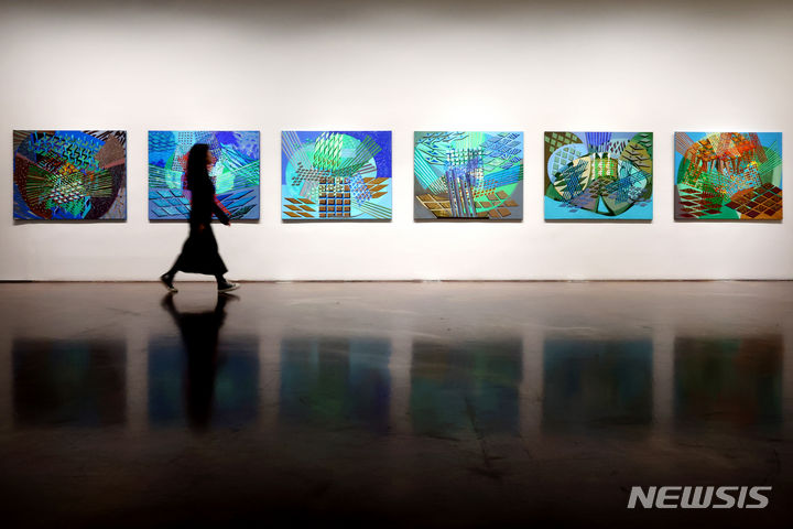 [서울=뉴시스] 박진희 기자 = 국제갤러리는 작가 김윤신의 개인전 'Kim Yun Shin' 언론공개회를 19일 서울 종로구 국제갤러리에서 갖고 주요 작품을 선보이고 있다. 1980년대 중반 남미로의 이주를 통해 한국의 주류 모더니즘에서 물리적으로 단절된 채 자신만의 독자적인 시각문법을 구축한 김윤신은 재료의 물성, 특히 나무 고유의 성정을 존중하며 탐구해왔다. 아르헨티나로 이주해 그곳에서 40년을 뿌리내렸던 그가 한국으로 거점을 옮겨 꾸리는 첫번째 전시이자 국제갤러리와의 첫 프로젝트에서 작가는 1970년대부터 작품세계를 관통하는 ‘합이합일 분이분일(合二合一 分二 分一)’의 철학에 기반한 목조각 연작과 함께 꾸준히 지속해온 회화 작업 등 총 50여 점의 작품을 K1과 K2에 걸쳐 선보인다. ‘합이합일 분이분일'이란 두 개체가 하나로 만나며, 다시 둘로 나누어진다는 의미다. 2024.03.19. pak7130@newsis.com