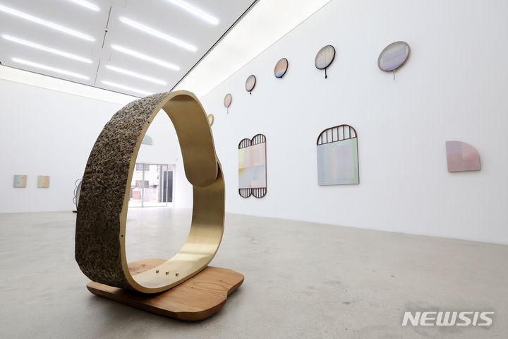 [서울=뉴시스] 박진희 기자 = 국제갤러리는 강서경 작가의 개인전 '마치 MARCH' 전시 개막을 19일 서울 종로구 국제갤러리에서 갖고 주요 전시작은 선보이고 있다. 국제갤러리와의 첫 전시에서 그는 봄의 시작을 알리는 3월에 K3 공간에서 힘차게 봄의 도래를 선언하는 이번 전시를 통해 작가는 ‘시간성’에 대한 고찰을 다양한 방식으로 시각화한다. 2024.03.19. pak7130@newsis.com