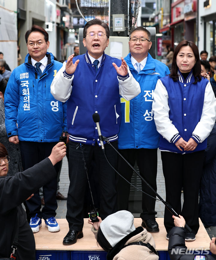 [춘천=뉴시스] 이영환 기자 = 이재명 더불어민주당 대표가 19일 오전 강원도 춘천시 명동거리에서 지지자들에게 인사하고 있다. 왼쪽부터 허영 예비후보, 이 대표, 전성 예비후보, 백승아 더불어민주연합 공동대표. (공동취재) 2024.03.19. photo@newsis.com