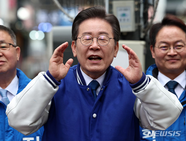 [춘천=뉴시스] 이영환 기자 = 이재명 더불어민주당 대표가 19일 오전 강원도 춘천시 명동거리에서 지지자들에게 인사하고 있다. (공동취재) 2024.03.19. photo@newsis.com