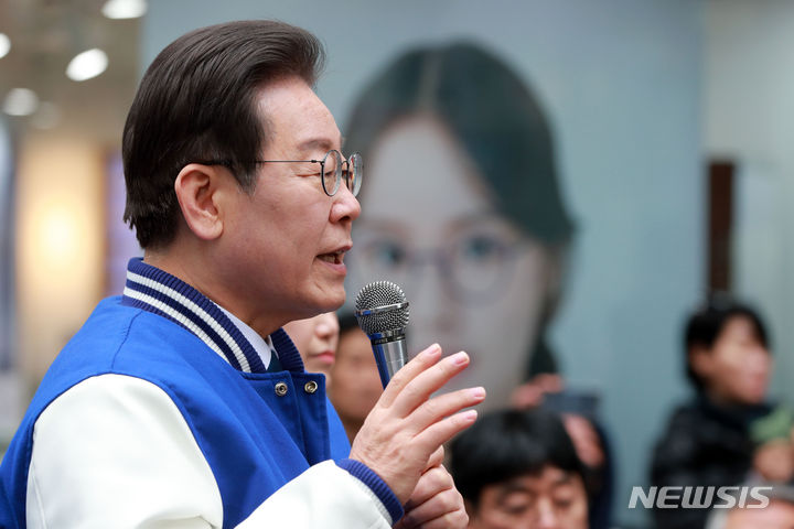 [춘천=뉴시스] 이영환 기자 = 이재명 더불어민주당 대표가 19일 오전 강원도 춘천시 명동거리에서 지지자들에게 인사하고 있다. (공동취재) 2024.03.19. photo@newsis.com