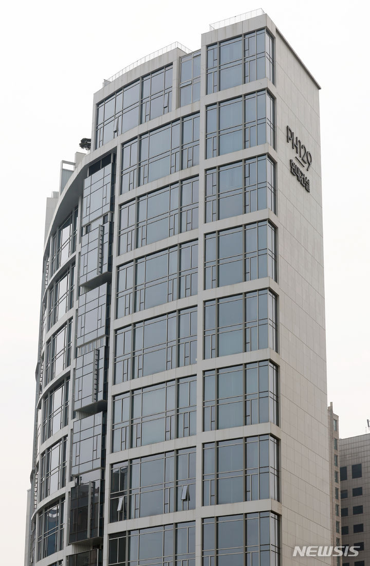 [서울=뉴시스] 고승민 기자 = 19일 국토교통부에 따르면 전국 가장 비싼 공동주택은 공시가 164억원을 기록한 서울 강남구 청담동 'PH129(더펜트하우스 청담, 407.71㎡)'으로 나타났다. 공시가격은 지난해보다 1억6000만원 오른 164억원이다. 한편 전국 가장 저렴한 공동주택은 강원 영월군 소재 다세대주택 '장릉레저타운' 전용면적 17.76㎡로 조사됐다. 가격은 273만원. 사진은 이날 PH129 모습. 2024.03.19. kkssmm99@newsis.com
