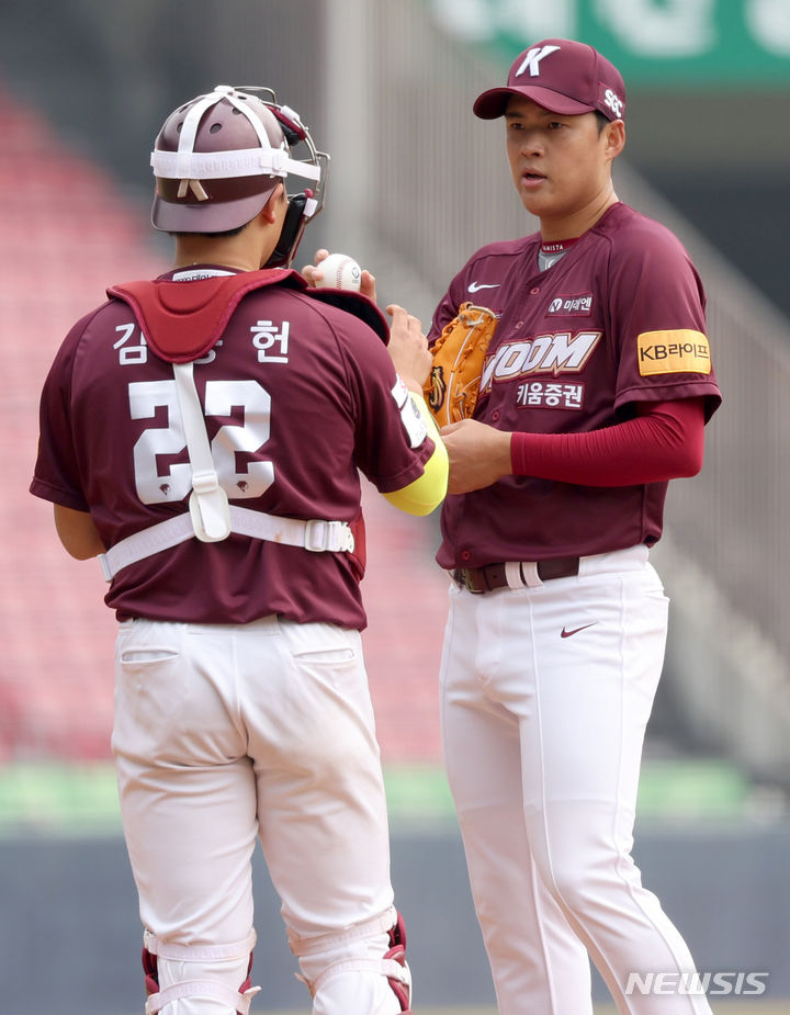 [서울=뉴시스] 조성우 기자 = 19일 오후 서울 송파구 잠실야구장에서 열린 2024 KBO리그 키움 히어로즈와 LG 트윈스의 시범경기, 키움 선발투수 김선기가 LG 3회말 공격 1사 주자 2, 3루서 박동원에게 1타점 적시타를 허용한 뒤 마운드에서 포수 김동헌과 대화하고 있다. 2024.03.19. xconfind@newsis.com