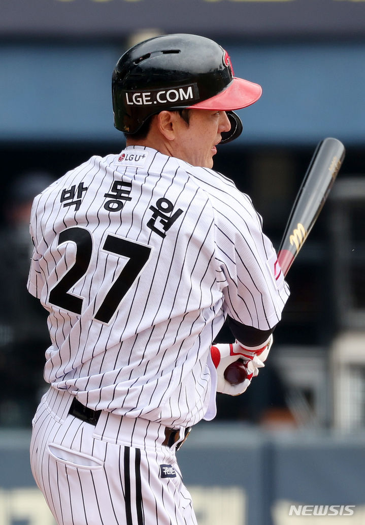 [서울=뉴시스] 조성우 기자 = 19일 오후 서울 송파구 잠실야구장에서 열린 2024 KBO리그 키움 히어로즈와 LG 트윈스의 시범경기, LG 3회말 공격 1사 주자 2, 3루서 박동원이 1타점 적시타를 때리고 있다. 2024.03.19. xconfind@newsis.com