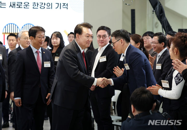 [서울=뉴시스] 조수정 기자 = 윤석열 대통령이 19일 서울 영등포구 문래예술공장에서 '도시혁신으로 만드는 새로운 한강의 기적'을 주제로 열린 스물한 번째 국민과 함께하는 민생토론회에 입장하며 참석자들과 인사하고 있다. 2024.03.19. chocrystal@newsis.com