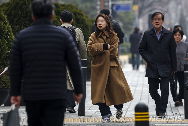 [서울=뉴시스] 정병혁 기자 = 19일 서울 중구 세종대로에서 강한 바람으로 인해 한 시민이 몸을 웅크린 채 이동하고 있다. 2024.03.19. jhope@newsis.com