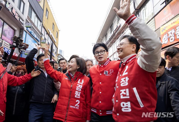 [서울=뉴시스] 고범준 기자 = 한동훈 국민의힘 비상대책위원장 겸 총괄선거대책위원장이 19일 오후 서울 동작구 남성사계시장에서 나경원, 장진영 동작구 출마 후보들과 함께 시민들에 인사하고 있다. (공동취재) 2024.03.19. photo@newsis.com