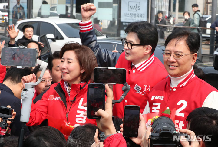 [서울=뉴시스] 고범준 기자 = 한동훈 국민의힘 비상대책위원장 겸 총괄선거대책위원장이 19일 오후 서울 동작구 남성사계시장에서 장진영 동작갑 후보, 나경원 동작을 후보와 함께 시민들에 인사하고 있다. (공동취재) 2024.03.19. photo@newsis.com