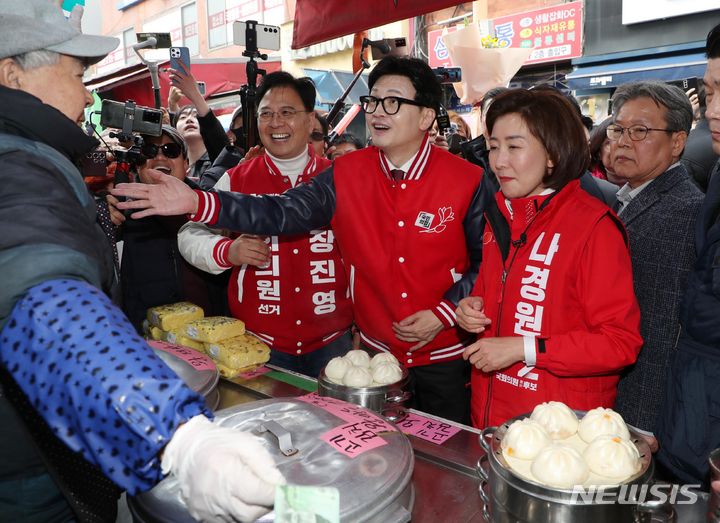[서울=뉴시스] 고범준 기자 = 한동훈 국민의힘 비상대책위원장 겸 총괄선거대책위원장이 19일 오후 서울 동작구 남성사계시장에서 장진영 동작갑 후보, 나경원 동작을 후보와 함께 상인에게 인사하고 있다. (공동취재) 2024.03.19. photo@newsis.com