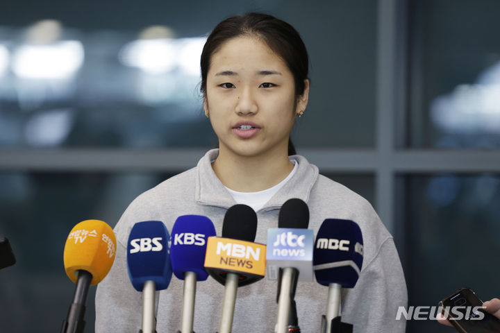 [인천공항=뉴시스] 최동준 기자 = 배드민턴 안세영이 19일 전영오픈 출전을 마치고 인천국제공항을 통해 귀국해 취재진 질문에 답변하고 있다. 2024.03.19. photocdj@newsis.com