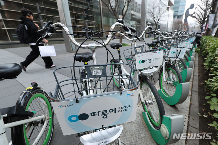 [서울=뉴시스] 권창회 기자 = 지난 3월19일 오후 서울 종로구 광화문역 인근에 따릉이가 세워져 있는 모습. 2024.03.19. kch0523@newsis.com