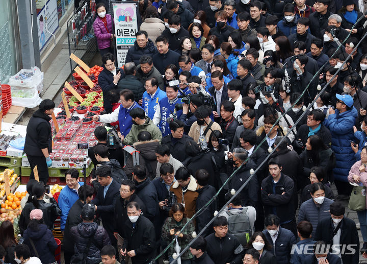 [원주=뉴시스] 이영환 기자 = 이재명 더불어민주당 대표가 19일 오후 강원도 원주시 중앙시장 일원에서 시민들을 만나고 있다. (공동취재) 2024.03.19. photo@newsis.com